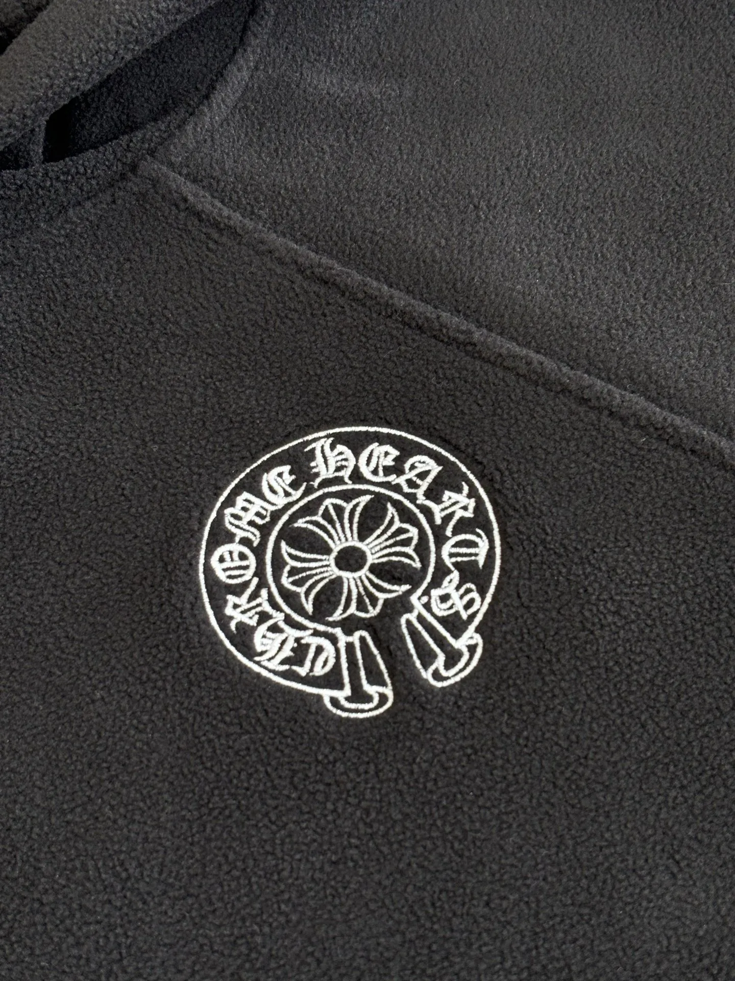 P410 Chrome Hear*/Chrome Heart 25 new autumn and winter embroidered double-sided brushed polar fleece hooded sweatshirt is rare in Chrome Heart's material selection. It uses terry and brushed fabrics to make it softer and warmer. Classic horseshoe embroidery on the chest. Made of imported lambskin. The crusaders flower four-button buckle on the collar and the melon beads at the hem are all genuine antique silver. Size: S/M/L